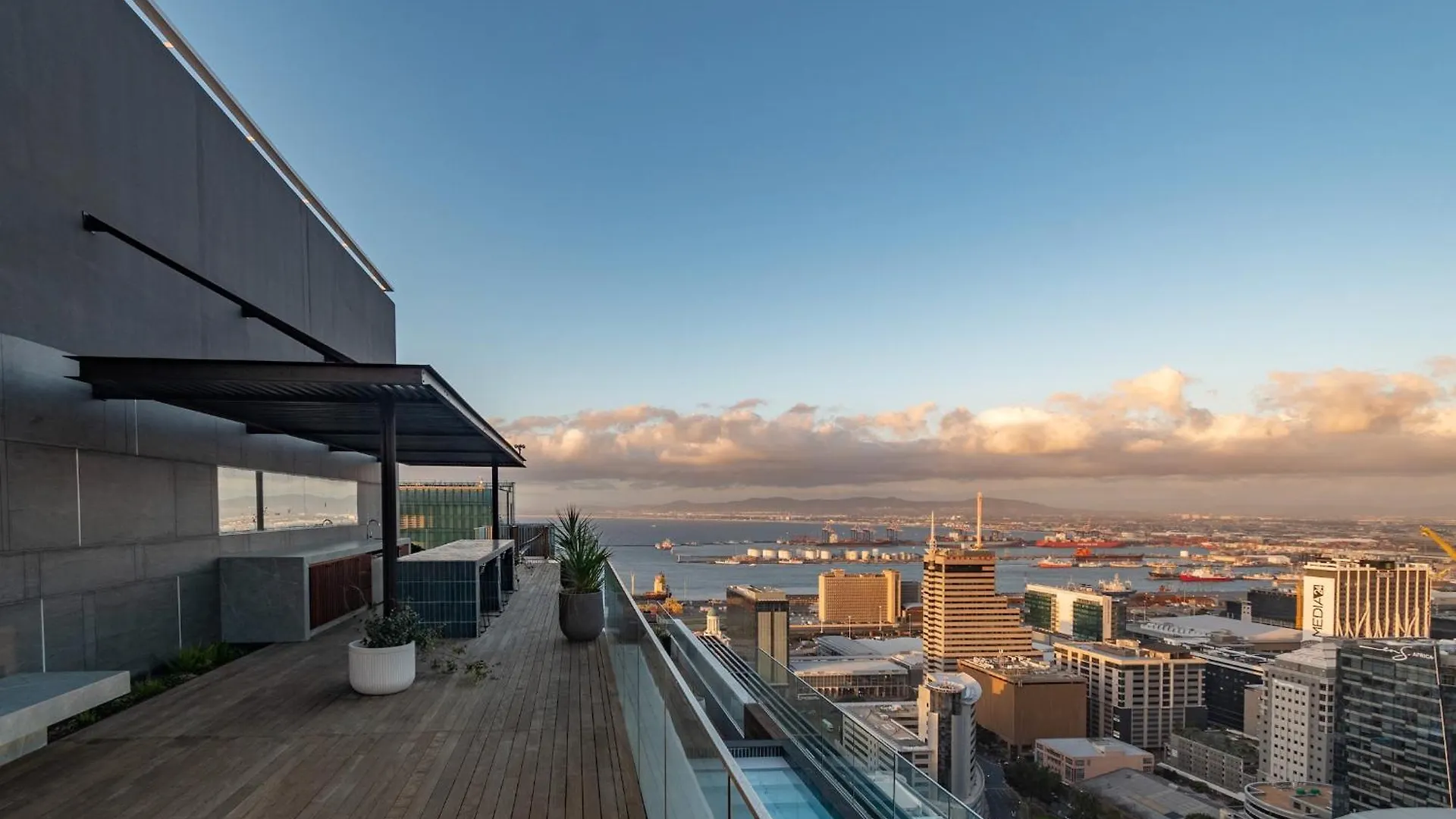 Highest Penthouse In City - Pool And Panoramic Views Cape Town Apartment